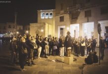Artisti barboni per un giorno – Barbonaggio Teatrale Collettivo in piazza Sant’Oronzo a Lecce